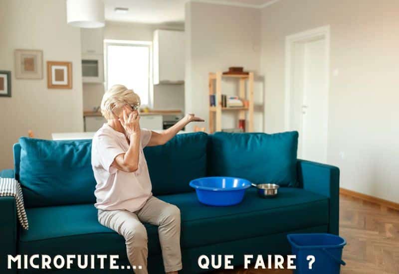 femme dans son canapé avec une fuite d'eau au plafond
