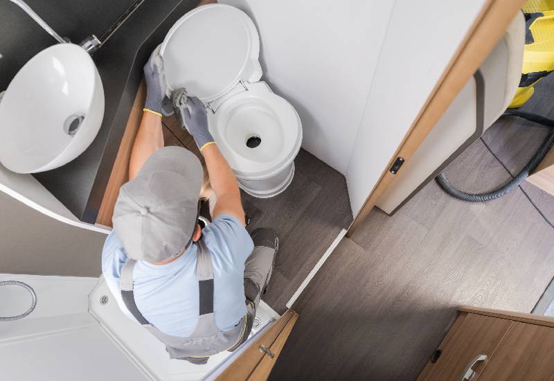 ouvrier qui change des toilette
