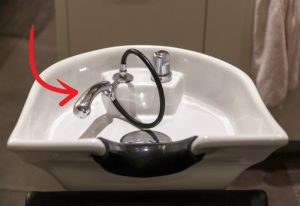 douchette pour évier avec flèche rouge