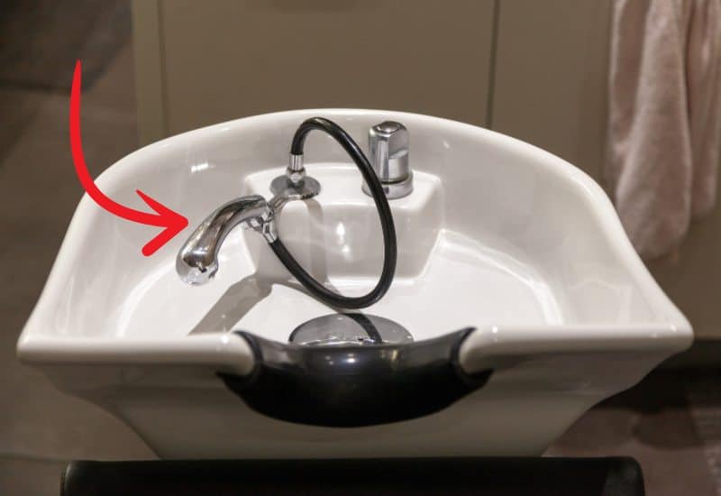 douchette pour évier avec flèche rouge